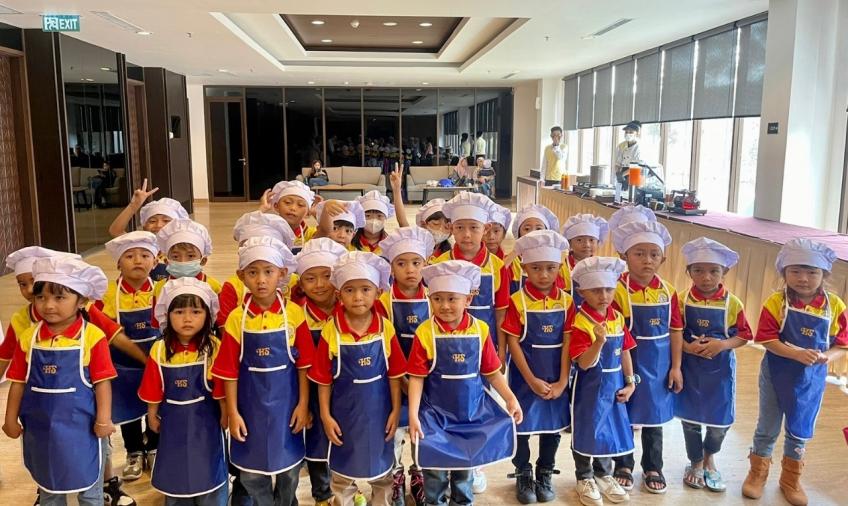 kuti Keseruan Kreativitas Anak-anak Membuat dan Menghias Donat di Hotel Santika Bengkulu