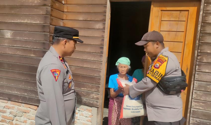 Polri Berbagi, Polsek V Koto Salurkan Bansos ke Warga Kurang Mampu