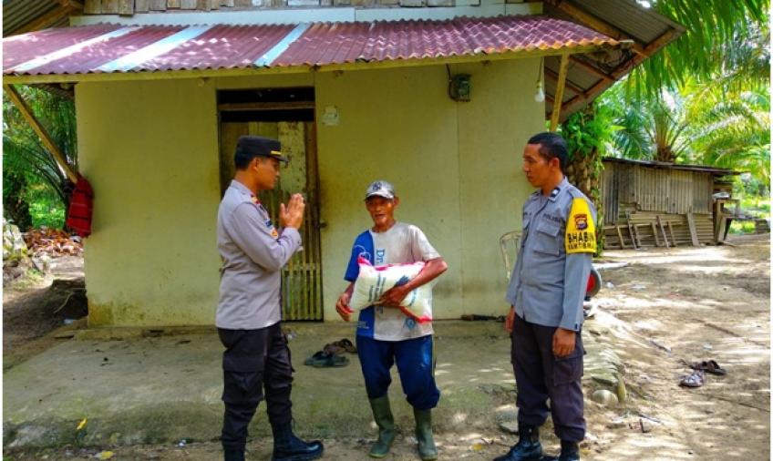 Polsek Mukomuko Utara Bagikan Beras Kepada Warga Kurang Mampu
