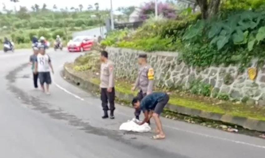 Polsek Curup Bersama Warga Bersihkan Ceceran Oli di Jalan Umum