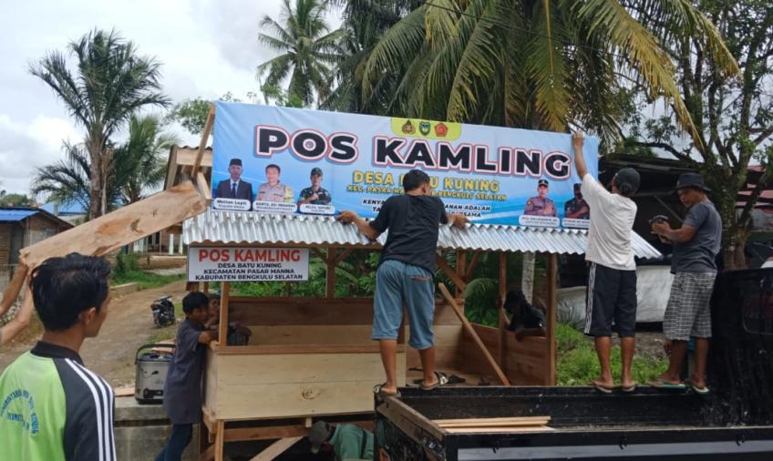 Wujudkan Situasi Kamtibmas Yang Kondusif, Kapolsek Kota Manna Bersama Warga Gotong Royong Bangun Pos Kamling