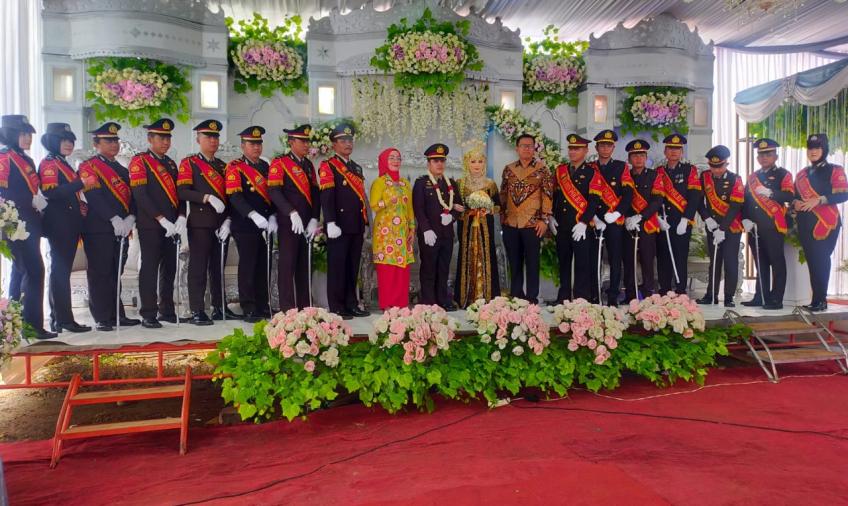 Kapolres Mukomuko Jadi Inspektur Upacara Pedang Pora Pernikahan Iptu Rizki Saputra