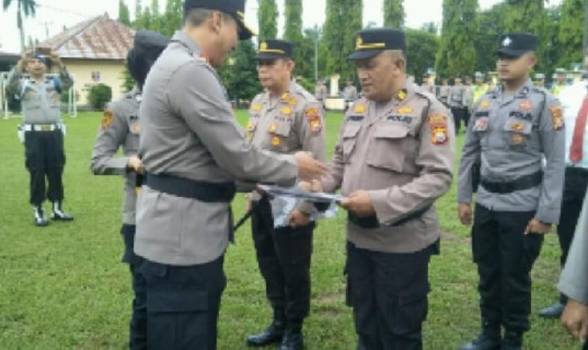 Kapolres Bengkulu Utara Berikan Penghargaan Kepada Puluhan Personel Berprestasi