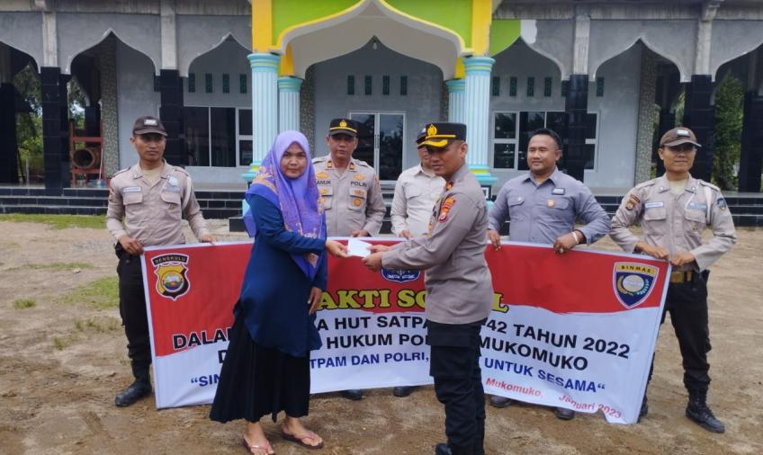 HUT Satpam 42, Polres Mukomuko dan Satpam Salurkan Bantuan Sosial
