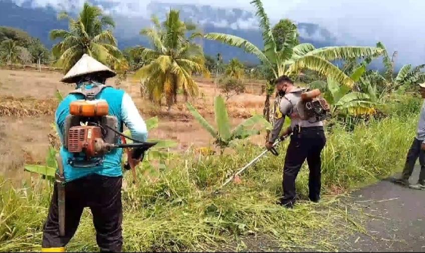 Aktif Bermasyarakat, Bhabinkamtibmas Polsek Lebong Tengah Bersihkan Rumput Liar Menutupi Jalan