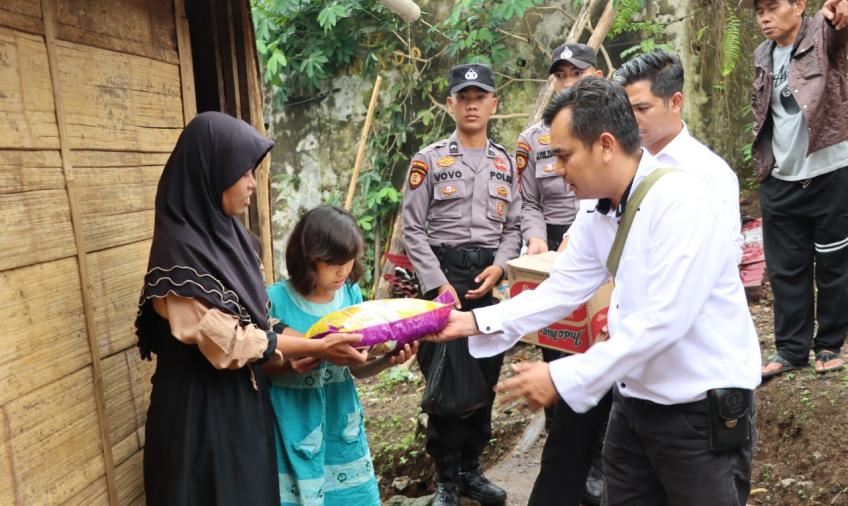 Peduli Sesama, Polres Kepahiang Bantu Warga Kurang Mampu