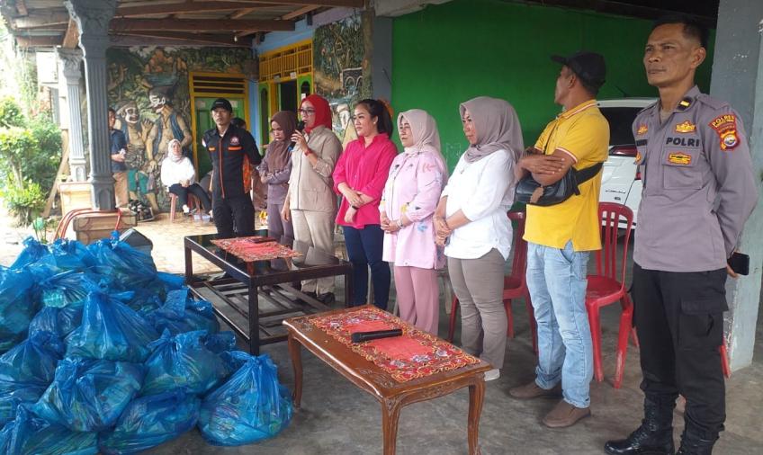Polsek Talang Empat Polres Benteng Polda Bengkulu Salurkan Puluhan Bantuan Paket Sembako Kepada Warga Terdampak Banjir