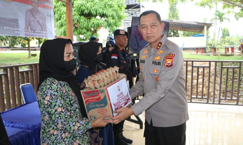 Peduli Anggota Brimob Terdampak Banjir, Kapolda Bengkulu Berikan Bantuan Sembako