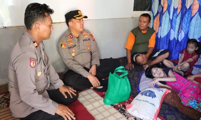 Kapolres Lebong Kunjungi Penderita Stunting dari Keluarga Kurang Mampu
