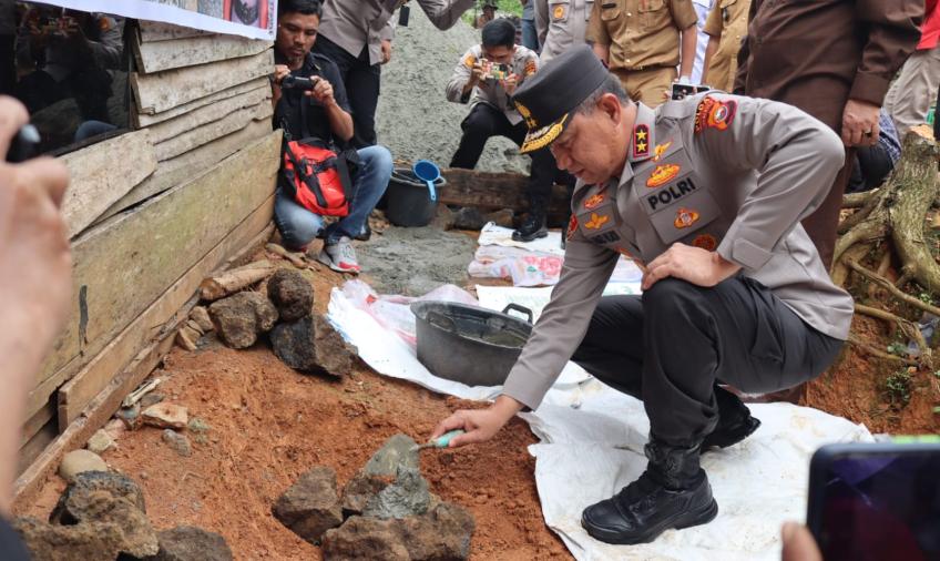 Tandai Program Bedah Rumah, Kapolda Bengkulu Letakkan Batu Pertama