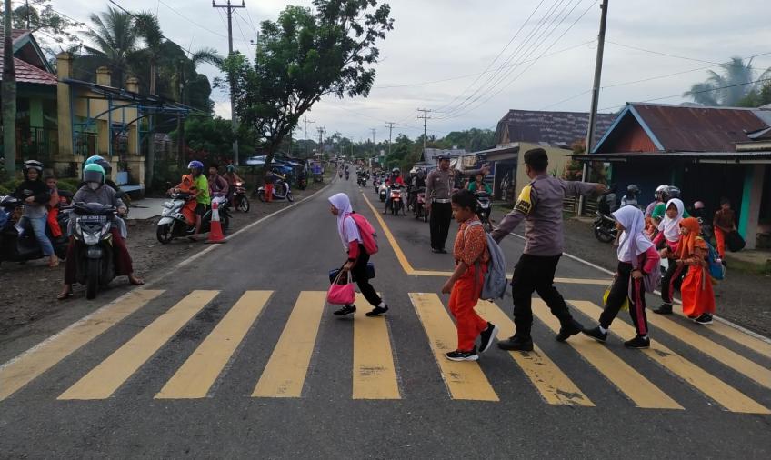 Pelayanan Anggota Sebrangkan Anak Sekolah
