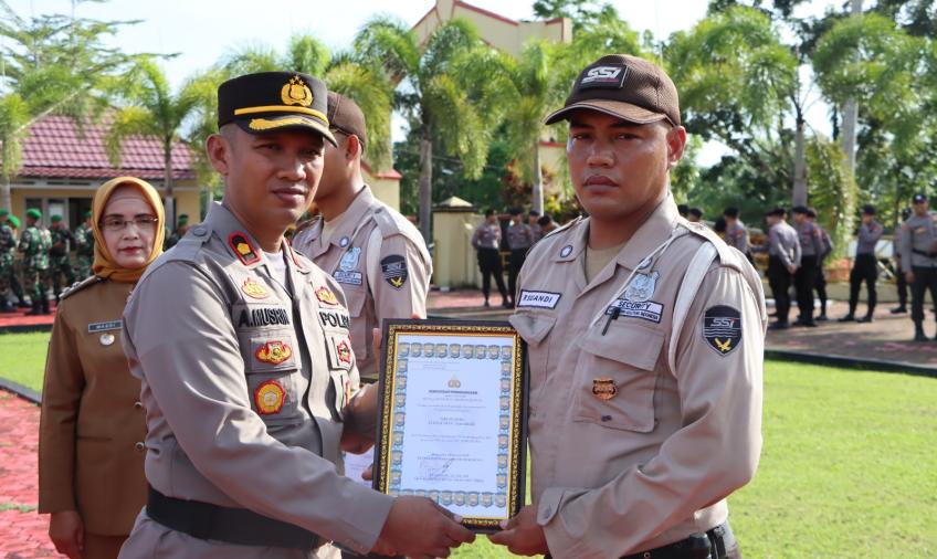 Polres Mukomuko Berikan Piagam Penghargaan Kepada Satpam Berprestasi