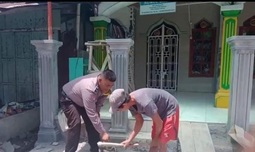 Bhabinkamtibmas Polsek Kotapadang Bersama Masyarakat Gotong Royong Bangun Masjid