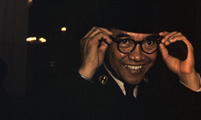 Soekarno Presiden pertama Indonesia di Jakarta, saat para fotografer meminta waktu untuk memfotonya Presiden Sukarno tersenyum, dengan mengenakan seragam dan topi, sepatu juga kacamata hitam yang menjadi ciri khasnya. Sejarah mencatat sedikitnya Tujuh Kali Soekarno luput, Lolos, Dan terhindar dari kematian akibat ancaman fisik secara langsung, hal yang paling menggemparkan adalah ketika Soekarno melakukan sholat Idhul Adha bersama, tiba tiba seseorang mengeluarkan pistol untuk menembaknya dari jarak dekat, 
