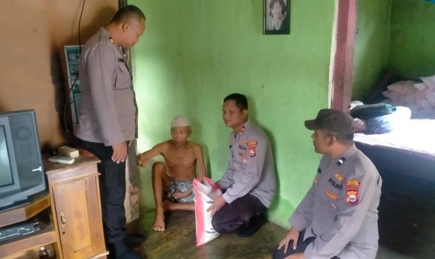 Polsek Mukomuko Selatan Salurkan Bantuan Beras Kepada Warga Kurang Mampu di 35 Desa