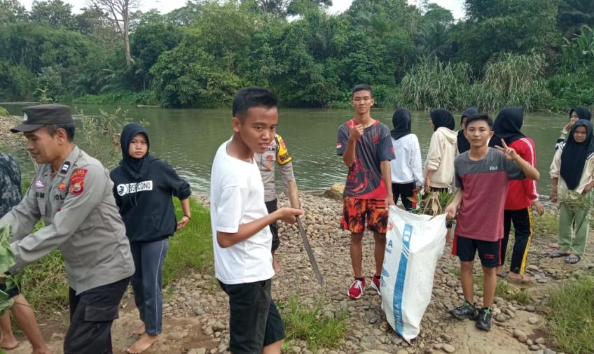 Personel Polsek Kotapadang dan Muda Mudi Bersihkan Sampah Sungai