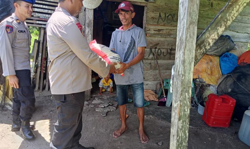 Polairud Polda Bengkulu Bagikan Sembako kepada Masyarakat Pesisir 