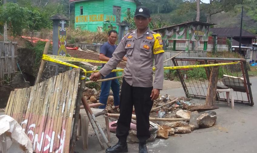 Bhabinkamtibmas Polsek Rimbo Pengadang Monitoring Tanah Amblas dan Sampaikan Imbauan
