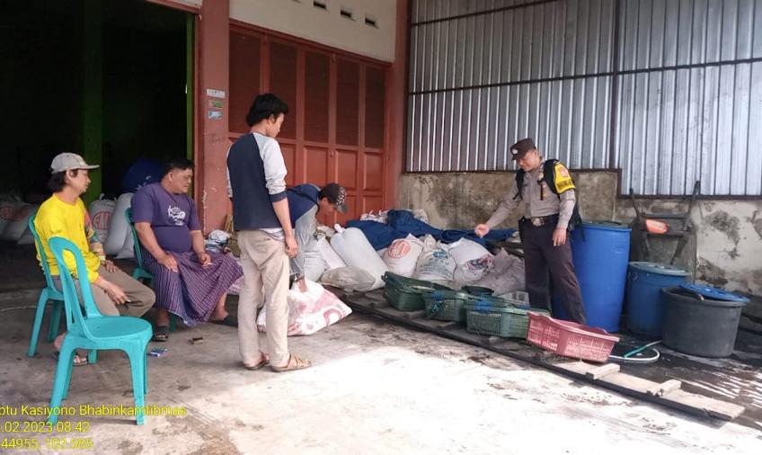 Bhabinkamtibmas Polsek Curup Polres  Sambangi Warga