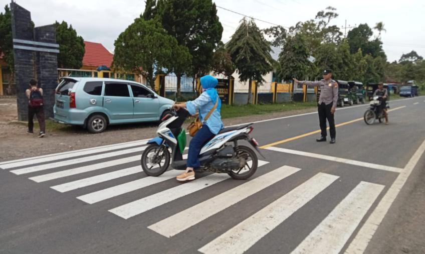 Berikan Rasa Aman Bagi Pengendara, Polsek PUT Polres RL Polda Bengkulu Lakukan Pengaturan Lalin