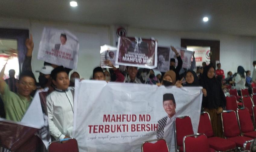 Pendukung Menko Polhukam Mahfud MD dari berbagai elemen mahasiswa dan lintas pemuda aktivis Nahdlatul Ulama (NU) di arena Musyawarah Rakyat (Musra) ke-XVII Jawa Tengah yang digelar di Balairung Astina Hall, di Hotel UTC Semarang, Jawa Tengah, Minggu (4/2). (Foto: Istimewa)