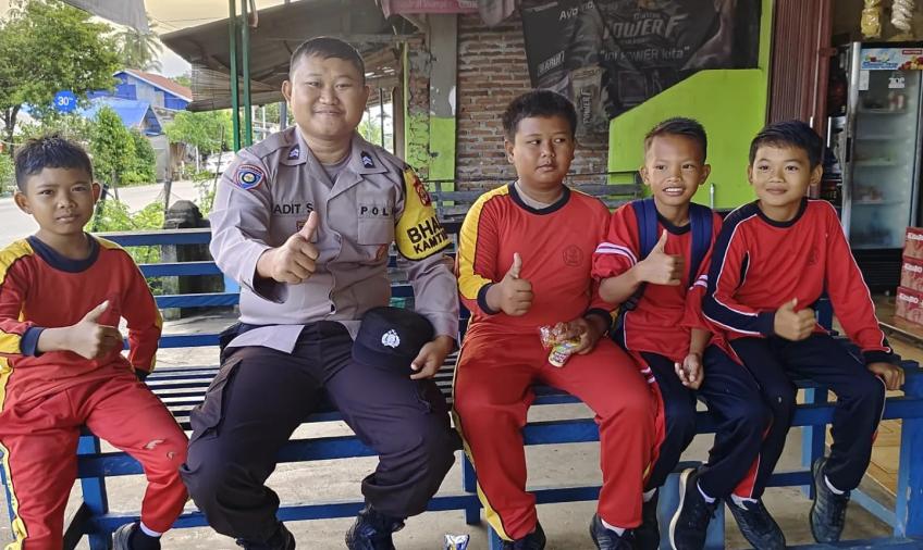 Bhabinkamtibmas Polsek Manna Kenalkan Profil Polisi ke Anak-anak SD