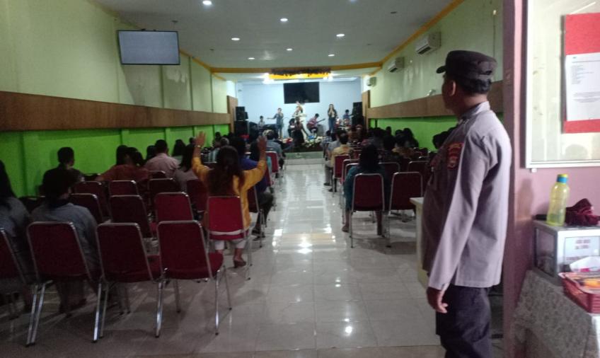 Polsek Jajaran Polres Bengkulu Selatan Lakukan Pengamanan Ibadah Umat Nasrani