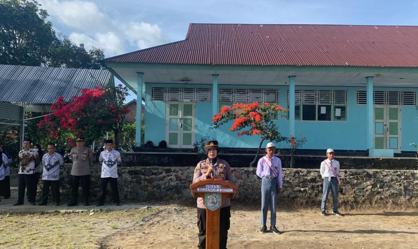 Kapolsek Sindang Kelingi Jadi Pembina Upacara di SMAN 9 Rejang Lebong