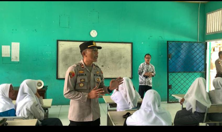 Kapolsek Padang Ulak Tanding Sosialisasi dan Sampaikan Imbauan Kamtibmas di SMK 5 Rejang Lebong