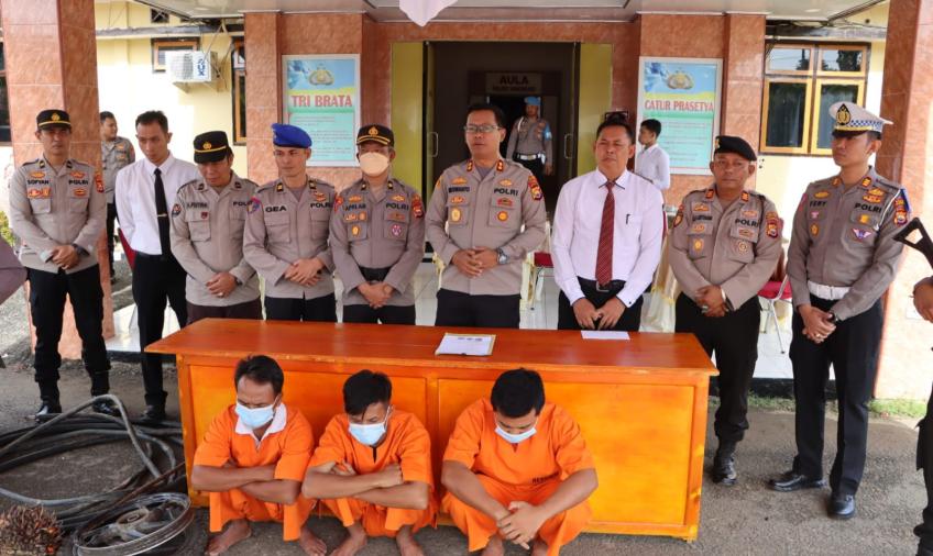 Terduga pelaku dan barang bukti