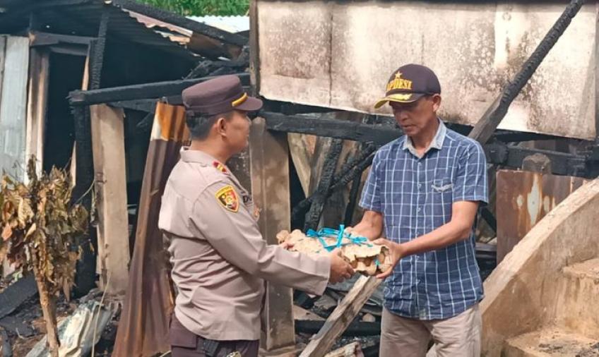 Wujud Kepedulian, Polsek Tebat Karai Bantu Warga Terkena Musibah Kebakaran