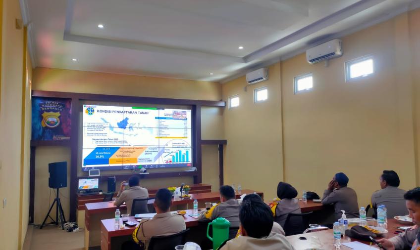 Bhabinkamtibmas dan Kanit Binmas Polres Mukomuko Ikuti Pelatihan Secara Daring