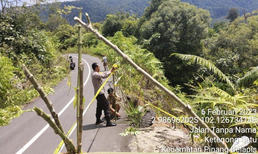 Jalan Amblas di Lebong, Bhabinkamtibmas dan Warga Pasang Pagar dan Garis Polisi