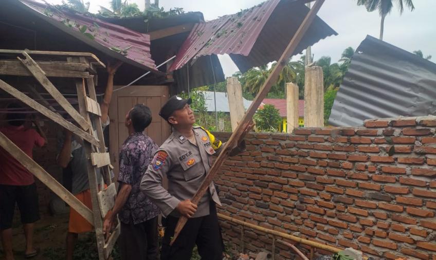 Bhabinkamtibmas Polres Kaur  Bersama Warga Evakuasi Rumah Warga Tertimpa Pohon