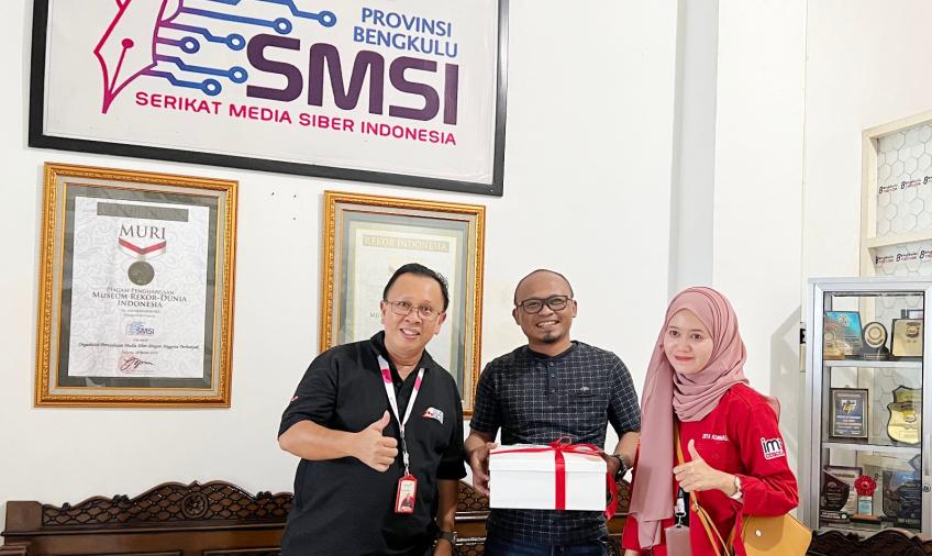 Indosat Bengkulu Beri Kue Ultah HPN ke SMSI 