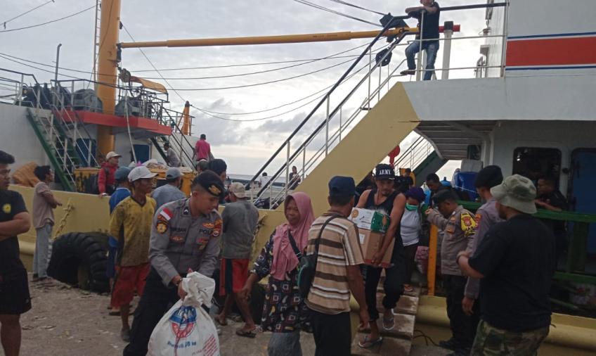 Polsek Enggano Laksanakan Pengamanan Rutin Kedatangan KM. Sabuk Nusantara