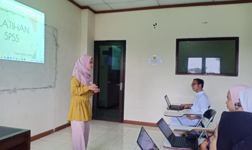 Ketua HIMA Aksi Datangkan Dosen Universitas Al Azhar Indonesia Latih SPSS Mahasiswa Akuntansi UNUSIA