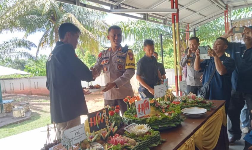 Beri Selamat HPN, Kapolres Kaur Beri Kejutan Nasi Tumpeng