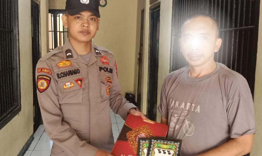 Warga Binaan Polres Mukomuko Mendapat Al-Quran Dari Kapolres 
