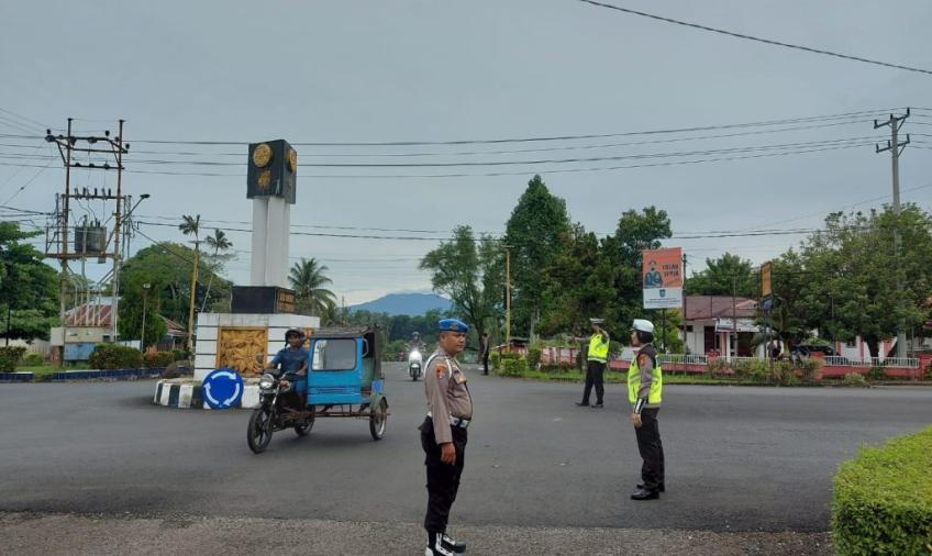 Anggota SiPropam Polres Bengkulu Utara Polda Bengkulu melaksanakan pengawasan dan pengecekan anggota yg melaksanakan Commander Wish di seputaran kota Argamakmur 