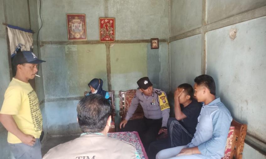 ODGJ Mengamuk, Bhabinkamtibmas Polsek Kepahiang Turun Tangan Membantu