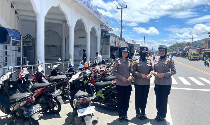 Di Kepahiang, Salat Jumat Nyaman Dijagain Polwan