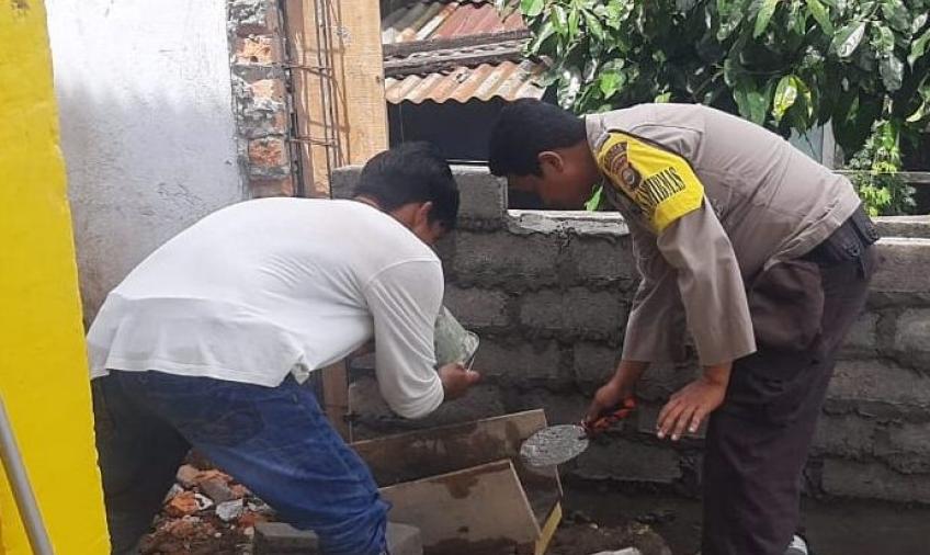 Bhabinkamtibmas Polsek Ujan Mas Polres Kepahiang Bantu Warga Bangun Mushola