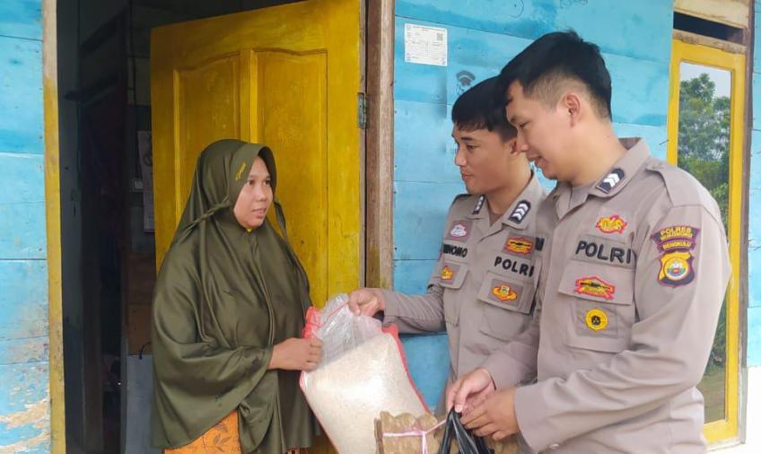 Polres Mukomuko Salurkan 10 Paket Sembako Kepada 10 KK