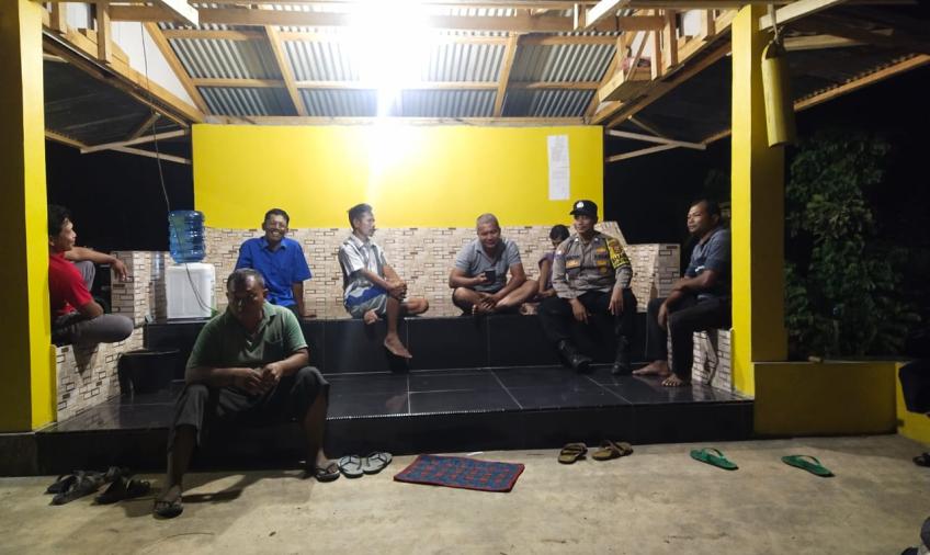 Tingkatkan Silaturahmi, Bhabinkamtibmas Posek Putri Hijau Sambangi Pos Kamling