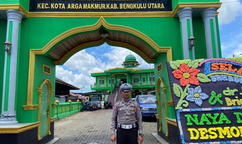  Personel Polres BU Jaga Masjid Saat Salat Jumat
