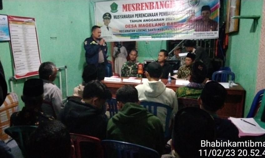 Bhabinkamtibmas Polsek Lebong Tengah Hadiri Musrenbangdes Desa Magelang Baru