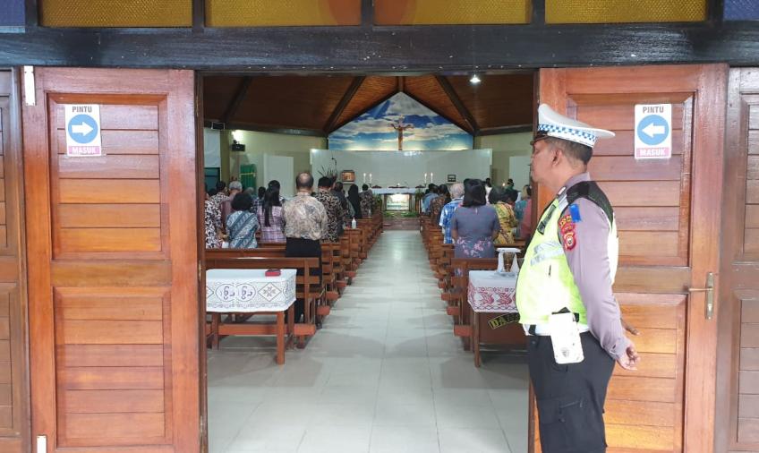 Rutin! Polres Bengkulu Tengah Laksanakan Pam Gereja Setiap Minggunya