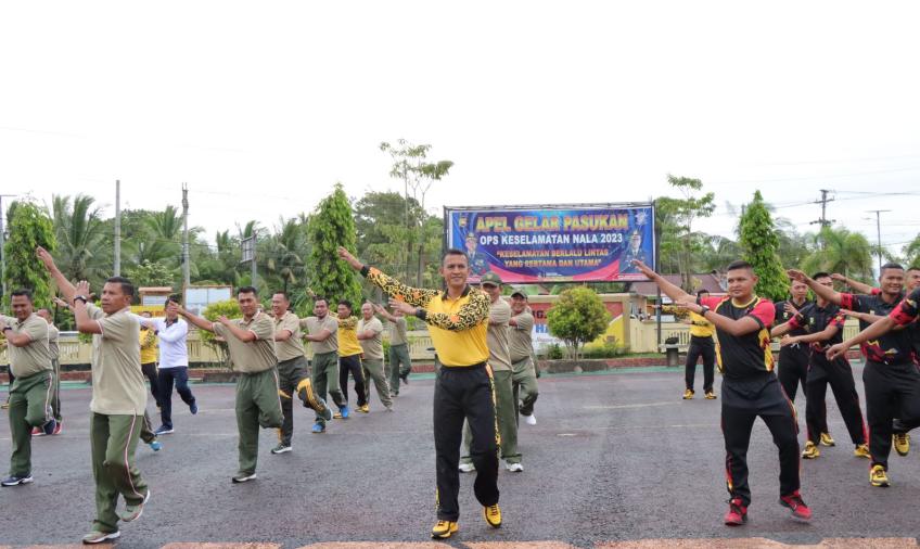 Tingkatkan Soliditas, TNI-Polri di Kaur Lomba Voli dan Senam Bersama