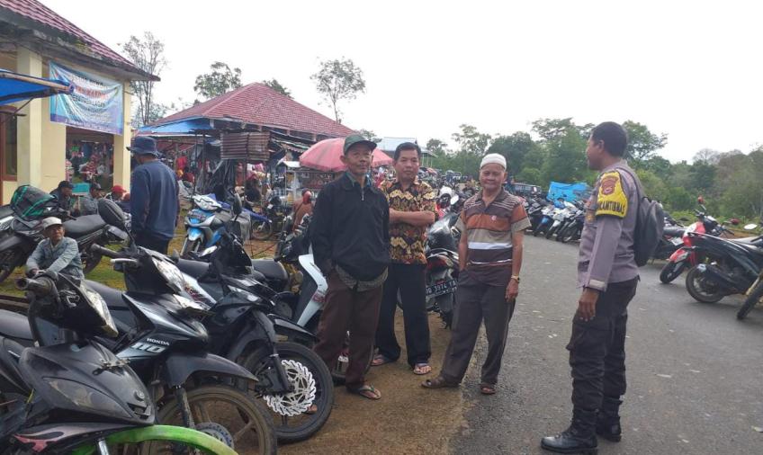 Sambangi Pasar, Bhabinkamtibmas Polsek Karang Tinggi Beri Rasa Aman